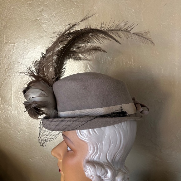 FABULOUS 1940\'s TAUPE TOP HAT STYLE HAT + BROWN/IVORY FEATHERS main image 5